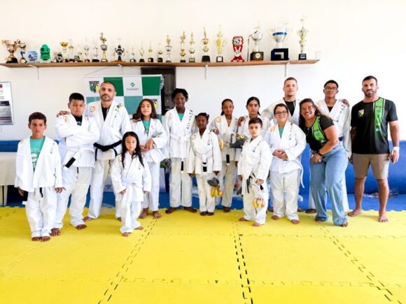 Entrega de Kimonos marca um novo capítulo no projeto “Lutando Pela Paz”