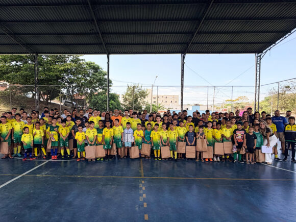 Projeto CAJU celebra entrega de novos uniformes